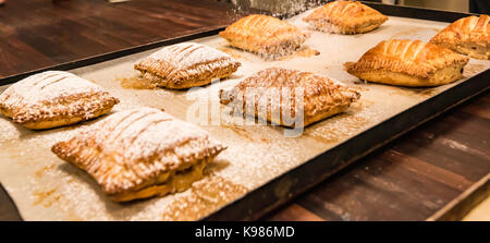 Gebäck in einem Sydney, Australien Bäckerei in den frühen Morgenstunden zum Verkauf an diesem Tag Stockfoto