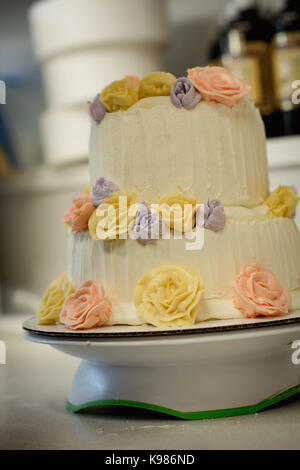 Close-up mit hausgemachten Kuchen mit Blumen buttercream Frosting Stockfoto