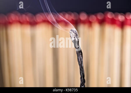 Verbrannt Streichholz vor einem neuen Satzes von Übereinstimmungen Stockfoto