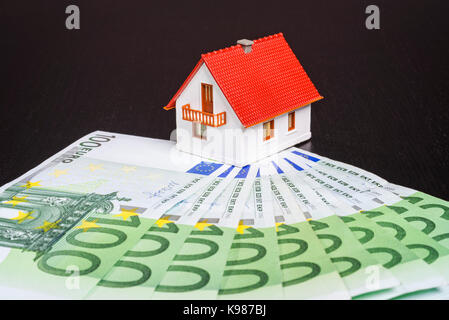 Ein Haus mit viele Euro-Banknoten Stockfoto