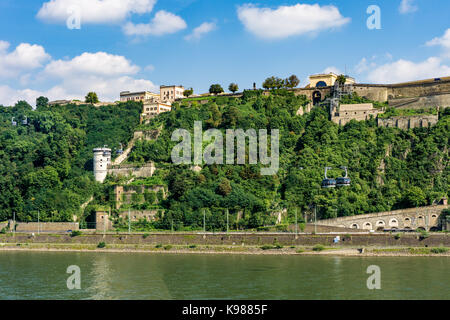 Die Festung Ehrenbreitstein in Koblenz. Wie vom Deutschen Eck gesehen. Stockfoto