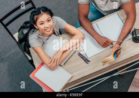 Multiethnischen Schüler Hausaufgaben Stockfoto