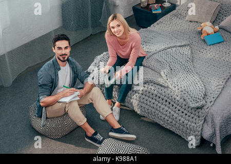 Studenten zusammen Hausaufgaben Stockfoto