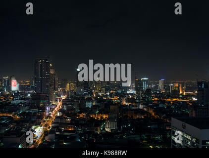 Moderne Gebäude in Silom Gegend im Zentrum von Bangkok bei Nacht Stockfoto