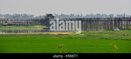 U-Bein Brücke an sonnigen Tag in Mandalay, Myanmar. Die einzigartige U-Bein Brücke ist eine schöne 1,2 Kilometer langen Struktur aus Teak Planken gebaut. Stockfoto