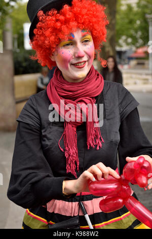 Kinder- Entertainer clown, der Ballon Tiere für die Kinder an der Bristol Ereignis Stockfoto