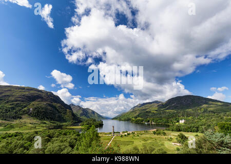 Das Glenfinnan Monument und Loch Shiel im Hintergrund auf Sommer morgen in Schottland. Stockfoto