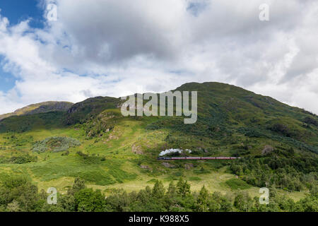 Ein Zug fährt in der Nähe des legendären Glenffinan Viadukt in Schottland. Stockfoto