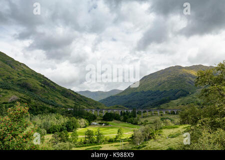 Der weltberühmte Glenfinnan Viadukt an einem bewölkten Sommermorgen in Schottland. Stockfoto