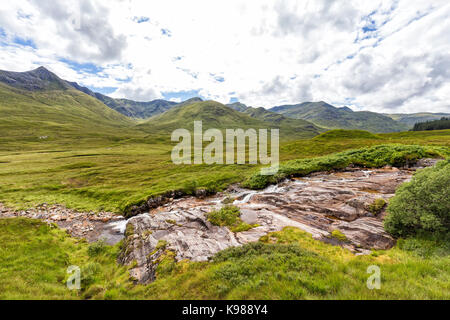 Der Fluss Cluanie in der Nähe des historischen Ort der Schlacht von Glen Shiel in Schottland. Stockfoto