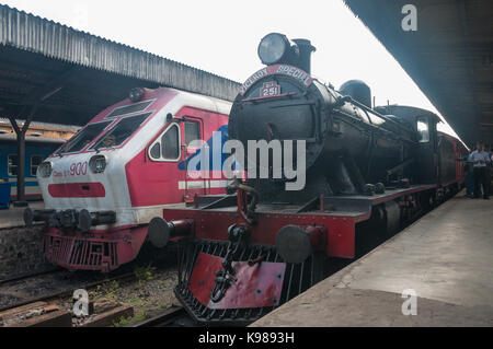 Das Viceroy Special von 251 Sir Thomas Maitland in Colombo Fort Station neben einem Chinesischen gemacht Klasse S11 Diesel. Stockfoto
