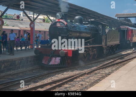 Nr. 251 Sir Thomas Maitland eine Klasse B1 eine Dampflokomotive aus der Viceroy Special in Galle, Sri Lanka gelöst werden. Stockfoto