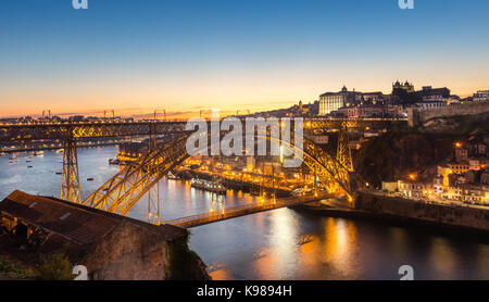 Panorama Blick auf Porto mit Dom Luis Brücke an der Dämmerung der Zeit, Portugal Stockfoto