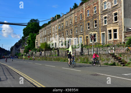 Häuser entlang der Straße unten Hotwell Clifton Suspension Bridge, Bristol, wenn die Straße für den Verkehr für Zyklus fest geschlossen. Stockfoto