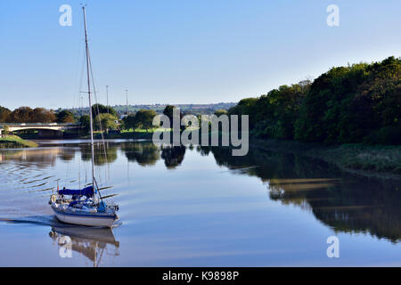 Segeln Boot aus Cumberland Basin und Brunel schloss am Fluss Avon bei Flut nur außerhalb den Hafen von Bristol, Avon Gorge Stockfoto