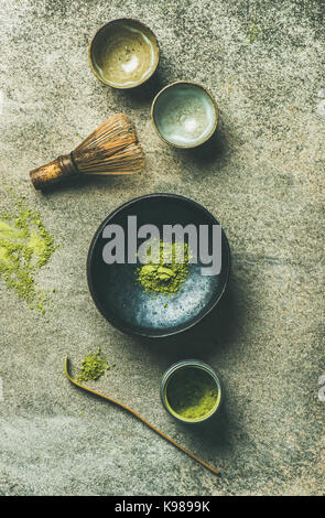 Japanische Werkzeuge für die Zubereitung von Matcha Grüntee, Ansicht von oben Stockfoto