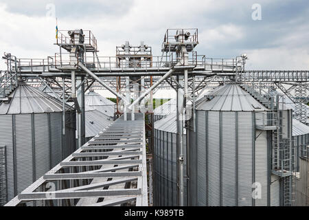 Ein Mais und Getreide Trocknung aufbauend auf Route 48 unter kalten