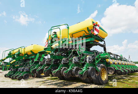 Nahaufnahme der Sämaschine an den Traktor im Feld zugeordnet. Landwirtschaftliche Maschinen für Feder funktioniert der Aussaat Stockfoto