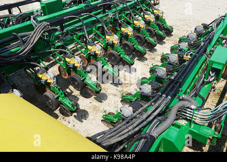 Nahaufnahme der Sämaschine an den Traktor im Feld zugeordnet. Landwirtschaftliche Maschinen für Feder funktioniert der Aussaat Stockfoto