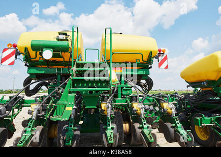 Nahaufnahme der Sämaschine an den Traktor im Feld zugeordnet. Landwirtschaftliche Maschinen für Feder funktioniert der Aussaat Stockfoto