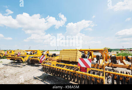 Nahaufnahme der Sämaschine an den Traktor im Feld zugeordnet. Landwirtschaftliche Maschinen für Feder funktioniert der Aussaat Stockfoto