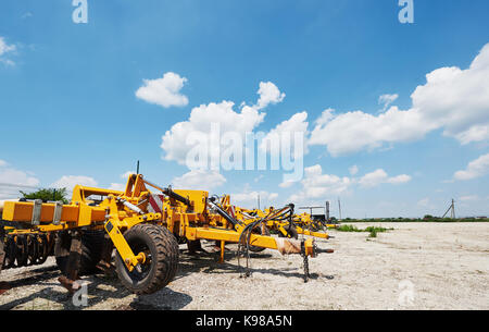 Nahaufnahme der Sämaschine an den Traktor im Feld zugeordnet. Landwirtschaftliche Maschinen für Feder funktioniert der Aussaat Stockfoto