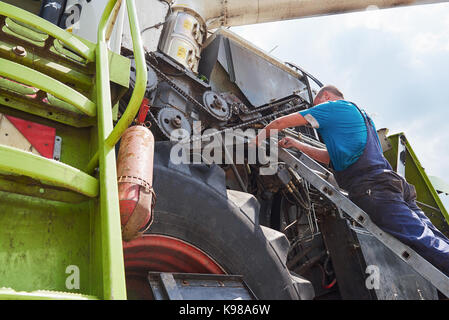 Maschine Service kombinieren, Mechaniker, Reparatur Motor im Freien Stockfoto