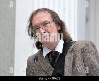 Professor Ronald Hutton, Vorsitzender des Blauen Plaketten Panel, bei der Enthüllung des English Heritage Blue Plaque gefeiert Ballet Dancer Rudolf Nureyev, am Ende der Tänzerin in Victoria Road, London zu gedenken. Stockfoto