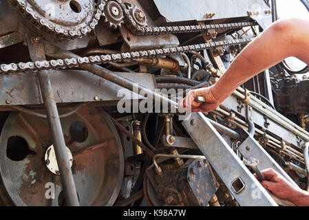 Maschine Service kombinieren, Mechaniker, Reparatur Motor im Freien Stockfoto