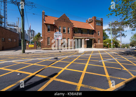 Crows Nest Fire Station mit gelben Box Junction Road Markierungen für den Verkehr nicht vor, North Shore, Sydney, NSW, Australien in die Warteschlange Stockfoto