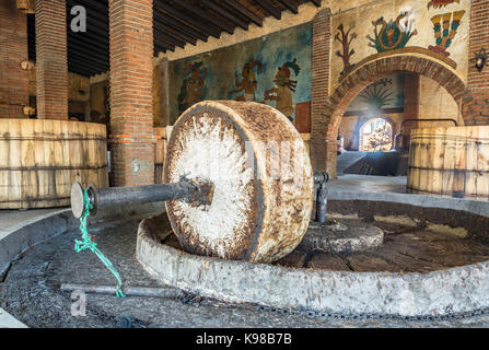 Stein Schleifscheibe in einem alten Mezcal Brennerei in Oaxaca, Mexiko Stockfoto