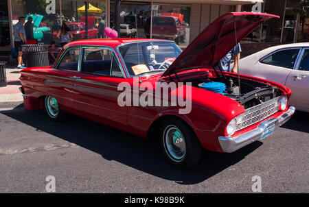 Jahrgang 1960 Ford Falcon Sedan mit zwei Türen mit roten Lackierung Stockfoto