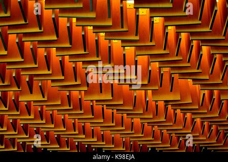 Geometrische Labyrinth von Holzplatten erstellt und Beleuchtung auf einer modernen Decke Stockfoto