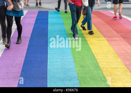 Vancouver, British Columbia, Kanada - 12 September 2017: Gay Pride flag Zebrastreifen in Vancouver Gay Village mit Menschen überqueren Stockfoto