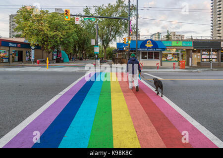 Vancouver, British Columbia, Kanada - 13 September 2017: Gay Pride flag Zebrastreifen in Vancouver Gay Village Stockfoto