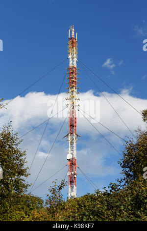Mitteilungen Turm mit Antennen drahtloser Kommunikationswege wie ein Mobiltelefon, Handy, Tower Tower, Tel. Pol. Stockfoto