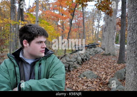 Gettysburg National Military Park, Pennsylvania, USA - 31. Oktober 2016 - Junge Mann an Seminary Ridge mit Kanonen und Herbstlaub widerspiegelt Stockfoto