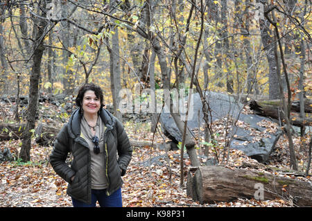 Gettysburg National Military Park, Pennsylvania, USA - 31. Oktober 2016 - Besucher Trail zu großen runden Top mit Blätter im Herbst und Felsen im Hintergrund Stockfoto