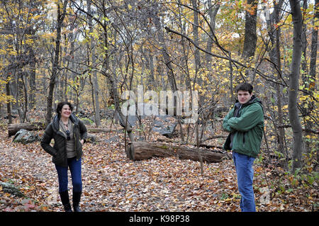 Gettysburg National Military Park, Pennsylvania, USA - 31. Oktober 2016 Mutter mit Sohn Wandern der Weg zu Big Round Top, Blätter im Herbst im Hintergrund Stockfoto