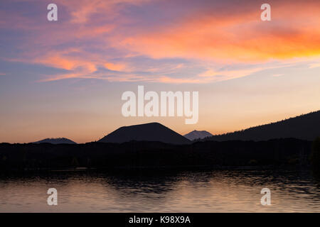 Fairfiield Peak, Schlackenkegel, und Mt. Lassen sind silhoutted durch einen Sonnenuntergang Himmel in den Lassen Volcanic National Park. Fairfield Peak ist ein Beispiel für ein Schild Stockfoto