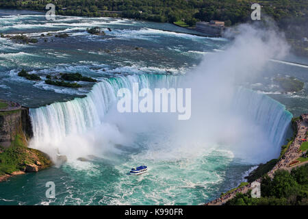 Horseshoe Falls, Niagara und Mädchen des Nebels Boot, Luftaufnahme Stockfoto