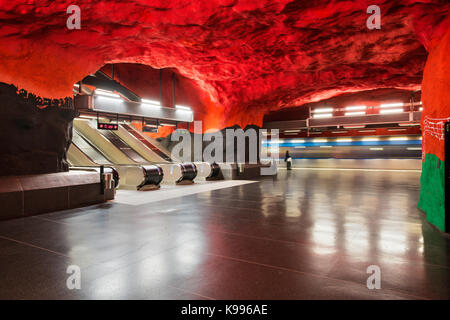 Solna Centrum Station an der Stockholmer U-Bahn, oder T-Bana, in Schweden. Der Stockholmer U-Bahn ist als die längste Art Museum in der Welt zu sein. Stockfoto