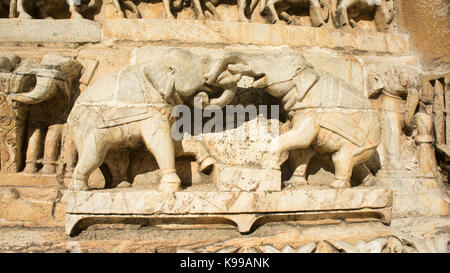 Steinmetzarbeiten in den Jagdish Tempel in Udaipur, Indien Stockfoto