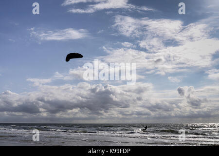 Große Drachen am Strand fliegen auf die Kleine nordfriesische Insel Amrum, Deutschland Stockfoto