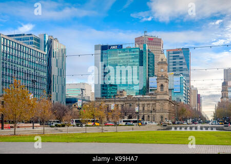 Adelaide, Australien - Juni 28, 2017: Victoria Square von Süden nach Norden mit Bürogebäuden und Verkehr am Morgen Zeit angesehen Stockfoto