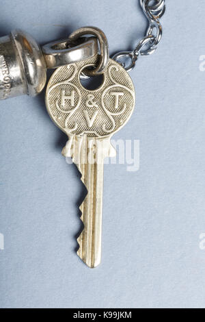 Pfeifen, Schlüssel und Kette, Manchester City Polizei, durch Hudson und Co. Schlüssel, die von H und T Vaun, Mildenhall. Stockfoto