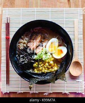 Chashu Schweinefleisch Miso Ramen, Geschmack verpackt mit einem Blended miso einfügen. Mit gebutterten Mais gekrönt und geschmorten Schweinebauch. Stockfoto