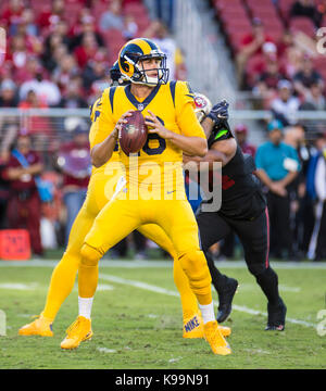 Santa Clara USAA CA. 21 Sep, 2017. Rams Quarterback Jared Goff (16) in der Tasche blickt Feld für einen langen Pass während der NFL Football Spiel zwischen Los Angeles Rams und den San Francisco 49ers 41-39 bei Levi Stadion San Francisco, Calif. Thurman James/CSM/Alamy Live News win Stockfoto