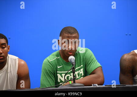 Cedar Rapids, Iowa, USA. 16 Sep, 2017. North Texas Mittelgrün Sicherheit Khairi Muhammad (4) und der North Texas Mean Green zurück laufen Jeffery Wilson (3) nach einem NCAA Football Spiel zwischen der Iowa Hawkeyes und der North Texas Mean-Green Adler am Kinnick Stadium in Cedar Rapids, Iowa. Manny Flores/CSM/Alamy leben Nachrichten Stockfoto