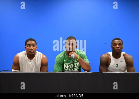 Cedar Rapids, Iowa, USA. 16 Sep, 2017. North Texas Mittelgrün Sicherheit Khairi Muhammad (4) und der North Texas Mean Green zurück laufen Jeffery Wilson (3) nach einem NCAA Football Spiel zwischen der Iowa Hawkeyes und der North Texas Mean-Green Adler am Kinnick Stadium in Cedar Rapids, Iowa. Manny Flores/CSM/Alamy leben Nachrichten Stockfoto